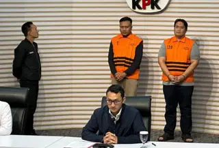 Kepala Kejaksaan Negeri Kabupaten Hulu Sungai Utara, Kalimantan Selatan, Albertinus Parlinggoman Napitupulu (APN), ditetapkan sebagai salah satu tersangka hasil operasi tangkap tangan (OTT). Hal itu diumumkan Komisi Pemberantasan Korupsi (KPK), Sabtu (20/12/2025). (Liputan6.com/ Dok Ist)