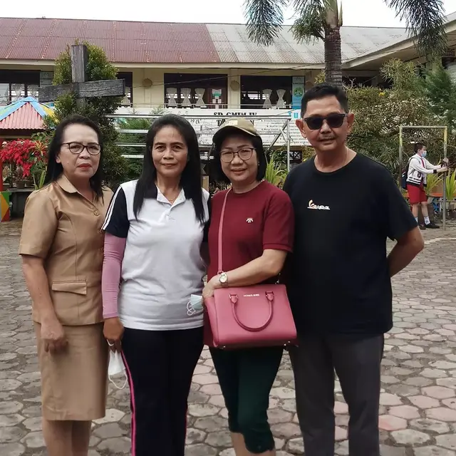 Biasa Tampil Sederhana, Ibu Kevin Sanjaya Terlihat Anggun dalam Gaun Cheongsam Ungu