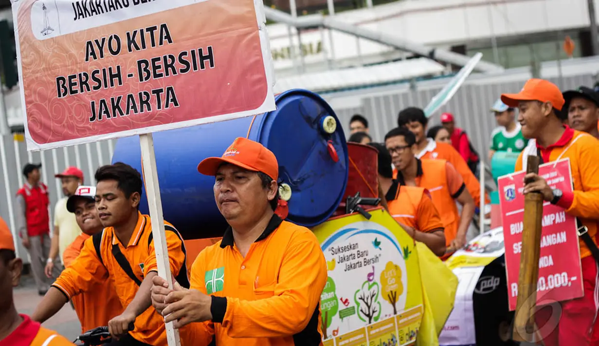 Dalam aksinya mereka mengajak masyarakat agar menjaga kebersihan dan tidak membuang sampah sembarangan, Jakarta, Minggu (28/12/2014). (Liputan6.com/Faizal Fanani)