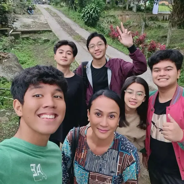 Kiesha Alvaro dan sejumlah pemain lama Dari Jendela SMP kembali syuting (Foto: Instagram/@riaprobo)