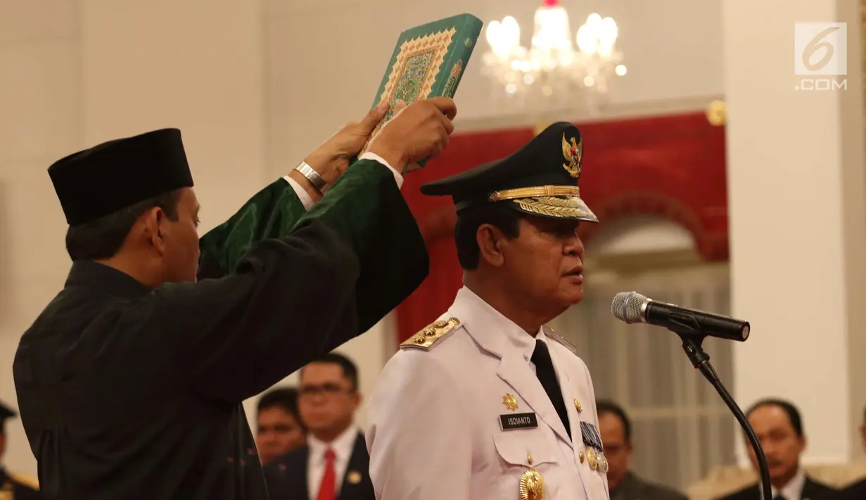 Pengambilan sumpah Isdianto saat dilantik oleh Presiden Jokowi menjadi Wakil Gubernur Kepulauan Riau (Kepri) di Istana Negara, Jakarta, Selasa (27/3). Isdianto resmi menjabat sebagai Wakil Gubernur Kepri periode 2016-2021. (Liputan6.com/Angga Yuniar)