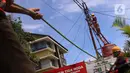 Aktivitas perawatan dan perbaikan kabel listrik di Jakarta, Sabtu (26/12/2020). PT PLN (Persero) menjamin ketersediaan pasokan listrik sepanjang Natal dan Tahun Baru 2020-2021. (Liputan6.com/Angga Yuniar)