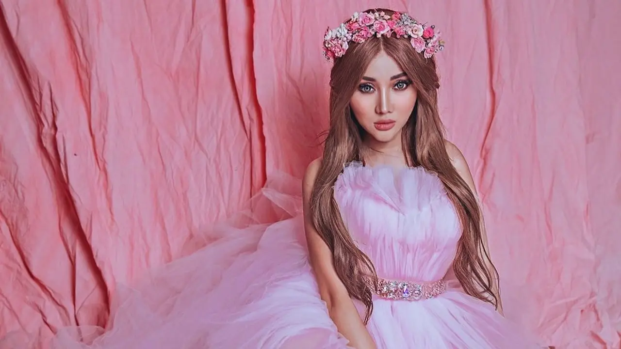 Gaya Lucinta Luna Pemotretan Bertema Barbie