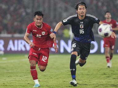 Pemain timnas Indonesia, Pratama Arhan (kiri) berebut bola dengan Koki Machida (Jepang) saat Matchday 5 Grup C putaran ketiga kualifikasi Piala Dunia 2026 zona Asia di Stadion Utama Gelora Bung Karno, Jakarta, Jumat (15/11/2024). (Liputan6.com/Angga Yuniar)