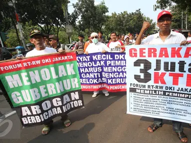 Massa yang tergabung dalam Forum RT/RW melakukan unjuk rasa di Balai Kota DKI Jakarta, Jumat (16/9). Mereka membawa spanduk dengan pesan menolak kepemimpinan Gubernur DKI Jakarta Basuki Tjahaja Purnama atau Ahok. (Liputan6.com/Immanuel Antonius)