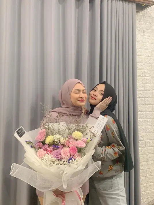 "Kalau bunda selayaknya adik kakak kayak ngobrol biasa aja, dia maunya gimana dan harus ngapain kedepannya," sambung Nathalie. (Instagram/nathalieholscher)