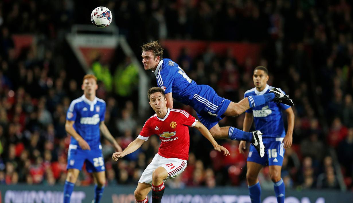 Pemain MU, Ander Herrera, berebut bola dengan pemain Ipswich Town, Jay Tabb, dalam laga putaran ketiga Piala Liga Inggris di Stadion Old Trafford, Manchester, Inggris, Kamis (24/9/2015) dini hari WIB. (Reuters/Andrew Yates)