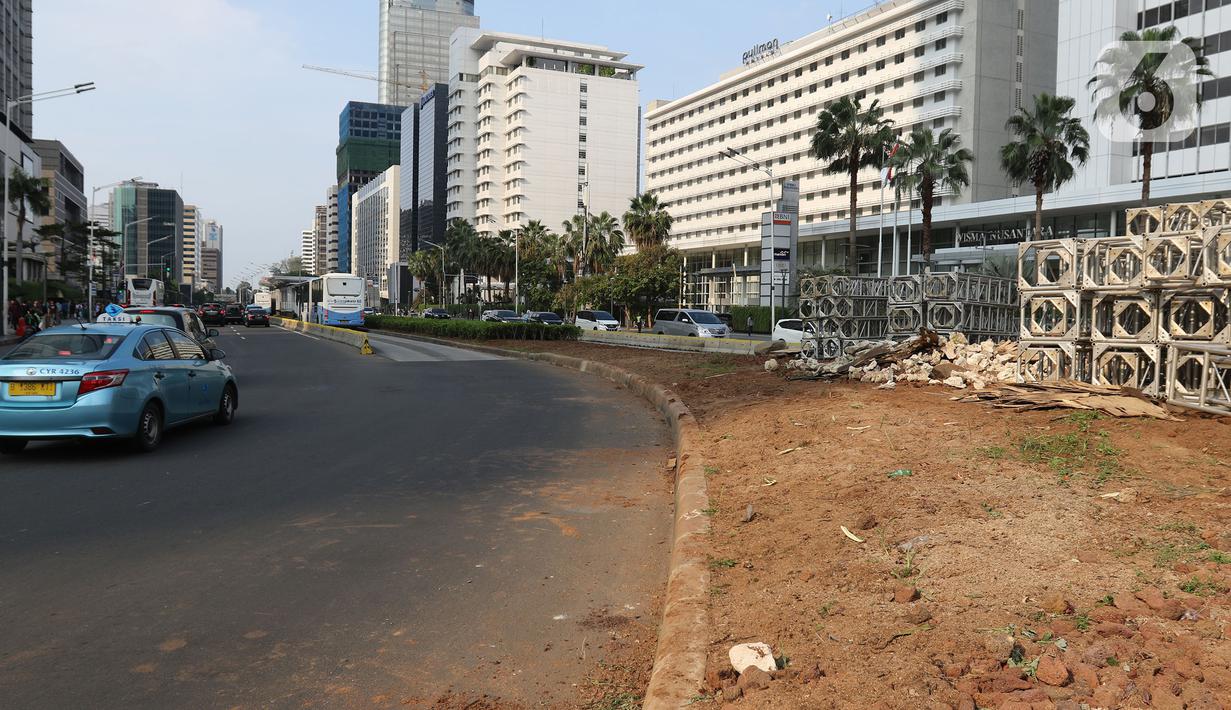 Kondisi di kawasan Bundaran HI, Jakarta, Selasa (24/12/2019). Pemprov DKI Jakarta membongkar sementara instalasi bebatuan Gabion dan akan membangunnya kembali usai tahun baru. (Lipuran6.com/Herman Zakharia)