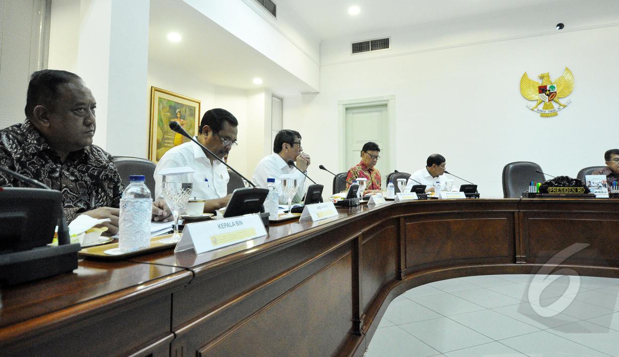 Wakil Presiden Jusuf Kalla memimpin rapat terbatas tanpa kehadiran Presiden Joko Widodo di Kantor Presiden, Komplek Istana Kepresidenan, Jakarta, Rabu (18/3/2015). Rapat tersebut membahas politik hukum dan HAM. (Liputan6.com/Faizal Fanani)
