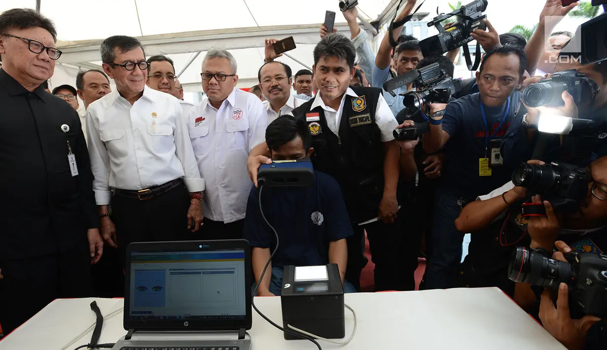 Mendagri Tjahjo Kumolo bersama Menteri Hukum dan HAM Yasonna Laoly dan Ketua KPU Arief Budiman melihat proses perekaman E-KTP bagi warga binaan di Lapas Narkotika IIA Cipinang, Jakarta, Kamis (17/1). (Merdeka.com/Imam Buhori)
