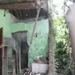 Pj. Gubernur Jabar Bey Machmudin, saat meninjau rumah korban gempa magnitudo 6,5 di Kecamatan Pameungpeuk dan sekitarnya wilayah Garut selatan. (Liputan6.com/Jayadi Supriadin)