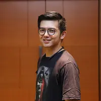 Belasan tahun Nicky Tirta merintis kariernya di dunia entertainment. Sinetron, film televisi hingga layar lebar telah banyak dilakoni. Selain sibuk syuting, dua tahun belakangan ini ia mendalami dunia masak. (Nurwahyunan/Bintang.com)