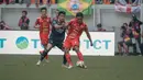 Pemain Persija Jakarta, Fajar Faturahman mencoba mengamankan bola dari rebutan pemain Semen Padang pada laga pekan terakhir BRI Super League 2025/2026 pada Sabtu (23/5) sore WIB. (Bola.com/Abdul Aziz)