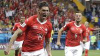 Bek Swiss, Stevan Zuber, merayakan gol yang dicetaknya ke gawang Brasil pada laga Grup E Piala Dunia di Rostov Arena, Rostov-on-Don, Minggu (17/6/2018). Kedua negara bermain imbang 1-1. (AP/Themba Hadebe)