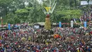 Ribuan pengunjung berebut gunungan durian saat festival Kenduren di Jombang, Jawa Timur, Minggu (3/3). Festival tersebut merupakan acara tahunan yang digelar setiap memasuki musim panen durian sebagai bentuk syukur petani kepada Tuhan (Juni Kriswanto/AFP)