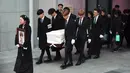 Seperti diketahui, saat proses pemakaman, Onew dan para personel SHINee lainnya jadi penerima tamu. (JUNG Yeon-Je/AFP)