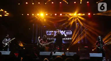 Grup musik rock, Whizzkid featuring Ready saat tampil di panggung Rock Legends Festival di Plaza Barat, Taman Mini Indonesia Indah, Jakarta, Sabtu (31/8/2024). (Liputan6.com/Helmi Fithriansyah)