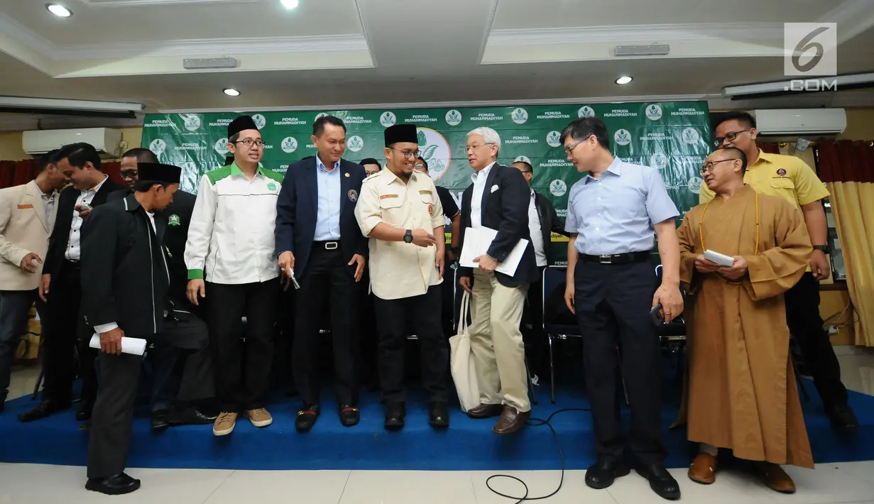 Para tokoh organisasi lintas agama berbincang bersama usai memberi pernyataan sikap terkait masalah Rohingya di Gedung Muhammadiyah, Jakarta, Selasa (5/9). Mereka mengeluarkan pernyataan sikap terkait Rohingya . (Liputan6.com/Helmi Fithriansyah)