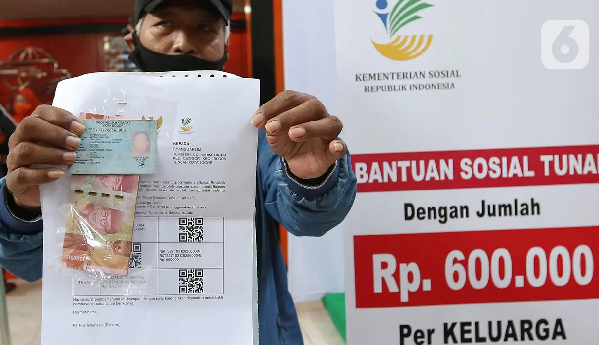 Keluarga Penerima Manfaat (KPM) mencairkan bantuan sosial tunai di Kantor Pos Bogor, Jawa Barat, Rabu (13/5/2020). Bantuan bagi yang terdampak COVID-19 tersebut berupa bantuan langsung tunai senilai Rp 600 ribu per bulan selama tiga bulan ke depan. (merdeka.com/Arie Basuki)