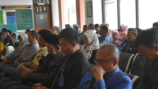 Para warga berperkara didamping pengacaranya,tengah menunggu giliran sidang di Pengadila Agama Garut Jawa Barat (Liputan6.com/Jayadi Supriadin)