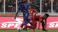 Striker Arema FC, Riky Kayame, berusaha melewati bek Persija Jakarta, Tony Sucipto, pada laga Shopee Liga 1 di SUGBK, Jakarta, Sabtu (3/8). Persija bermain imbang 2-2 atas Arema. (Bola.com/Yoppy Renato)