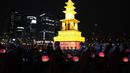 Umat Buddha Korea Selatan mengenakan masker membawa lentera lotus berwarna-warni selama upacara pencahayaan untuk merayakan ulang tahun Buddha yang akan datang pada 8 Mei, di Seoul, Korea Selatan (5/4/2022). (AP Photo/Lee Jin-man)