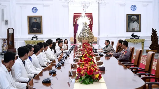 Presiden Joko Widodo (Jokowi) menerima kunjungan Pimpinan Pusat Kesatuan Mahasiswa Hindu Dharma Indonesia (PP KMHDI) di Istana Merdeka, Jakarta, Selasa, (8/8/2023).