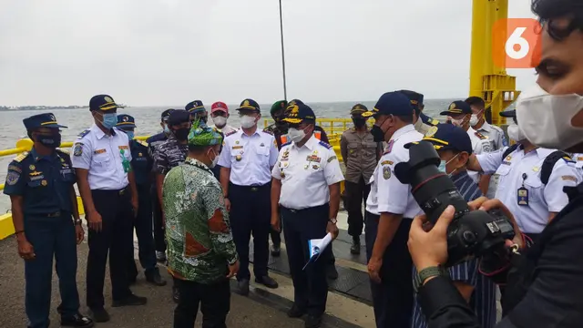 Direjen Perhubungan Darat Kementerian Perhubungan RI Budi Setyadi (Tengah) Meninjau Pelabuhan Jangkar Situbondo Terkiat Persiapan Uji Coba Pelayaran Jarak Jauh menuju Indonesia Timur (Hermawan Arifianto/Liputan6.com)
