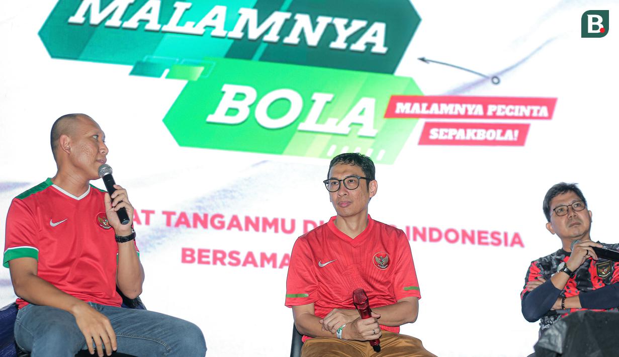 Pemimpin Redaksi Bola.com dan Bola.net, Erwin Fitriansyah (tengah) di antara dua pengisi acara, Komika sekaligus aktor Oki Rengga (kiri) dan komentator sepak bola Tommy Welly alias Bung Towel saat acara MALAMNYA BOLA di Jakarta International Velodrome, Rawamangun, Jakarta Timur, Selasa (11/6/2024). (Bola.com/Bagaskara Lazuardi)