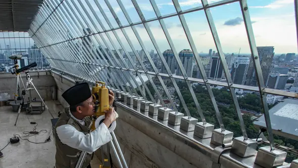 Cuaca mendung di beberapa wilayah di Indonesia menjadi kendala utama yang menyebabkan hilal tak bisa terpantau secara langsung. (merdeka.com/Arie Basuki)