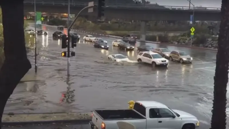 Aksi Nekat Lamborghini Gallardo Terabas Banjir