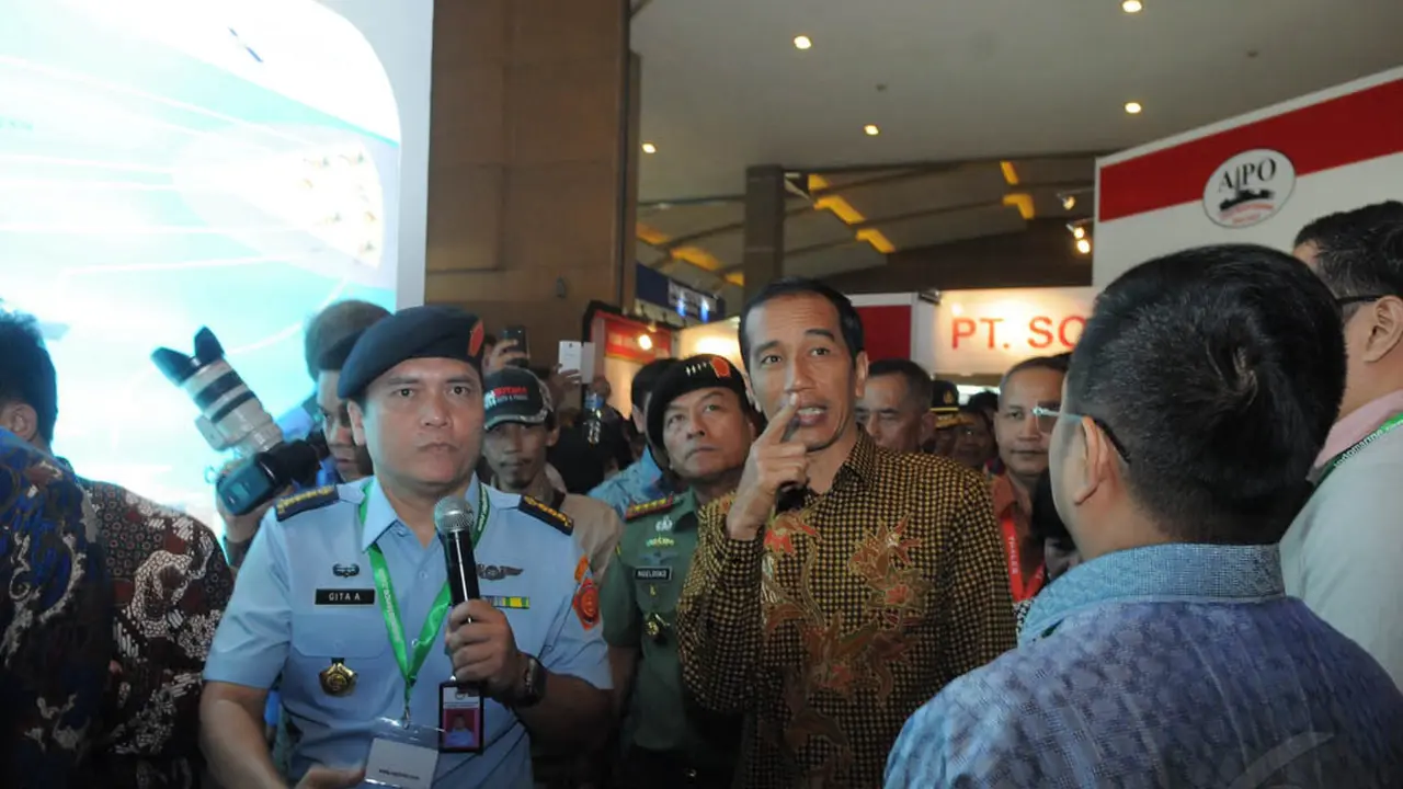 Ekspresi Jokowi Lihat Aneka Senjata 