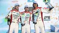 Sean Gelael (paling kanan) saat naik podium pada seri perdana FIA World Endurance Championship (FIA WEC) bertajuk 1000 Miles of Sebring di Florida, AS, yang berakhir Sabtu (19/03/2022) pagi WIB. (Istimewa)