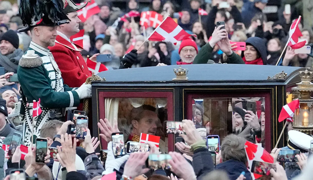 Raja Denmark Frederik X tampak emosional saat ia melambai kepada ribuan orang yang berkumpul di Ibu Kota Kopenhagen untuk menyaksikan dimulainya era baru. Sebelumnya, rapat kabinet digelar di Istana Christiansborg yang beragendakan penandatanganan dokumen pengunduran diri Ratu Margrethe II dan menyerahkan mahkota kepada Frederik. (AP Photo/Martin Meissner)