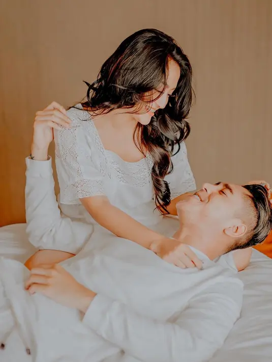 Banyak sekali netizen yang membanjiri kolom komentar Instagram miliki Sibad dan Krisjiana. Banyak dari netizen ini pun mendoakan agar keduanya dapat langgeng sampai tua nanti. (Liputan6.com/IG/@sitibadriahh)