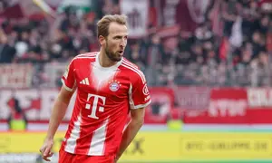 Striker Bayern Munchen, Harry Kane, merayakan keberhasilannya mencetak gol ke gawang SV Werder Bremen pada lanjutan Bundesliga 2025/2026, Sabtu (14/2/2026) malam WIB. (Focke Strangmann / AFP)