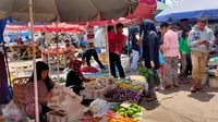 Aktifitas di Pasar Tradisional Lemabang Palembang masih ramai, meskipun isu penyebaran VIrus Corona meningkat (Liputan6.com / Nefri Inge)