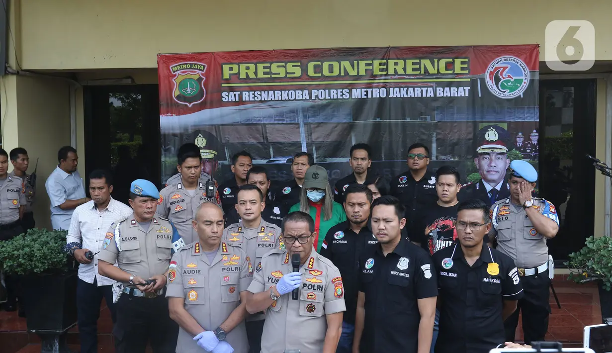 Kabid Humas Polda Metro Jaya, Kombes Yusri Yunus, memberikan keterangan dalam rilis kasus narkoba Lucinta Luna di Polres Jakarta Barat, Rabu (12/2/2020). Lucinta Luna ditetapkan sebagai tersangka kasus kepemilikan narkoba setelah positif mengonsumsi psikotropika. (Liputan6.com/Herman Zakharia)