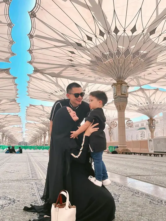 Citra Kirana bersyukur bisa menunaikan ibadah umrah bersama orang dicintainya. "Aku doain juga semua temen2 ig ku bisa kesini yaaa untuk ibadah sama keluarga tercinta..aamiin," kata dia. (Foto: Instagram/citraciki)