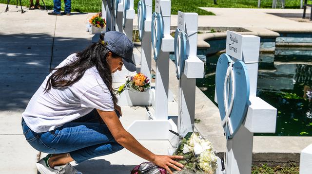 Meghan Markle, istri Pangeran Harry, meletakkan bunga saat ikut berkabung di sebuah memorial untuk korban penembakan di sekolah di Uvalde, Texas, Amerika Serikat, 26 Mei 2022. (Chandan Khanna/AFP)