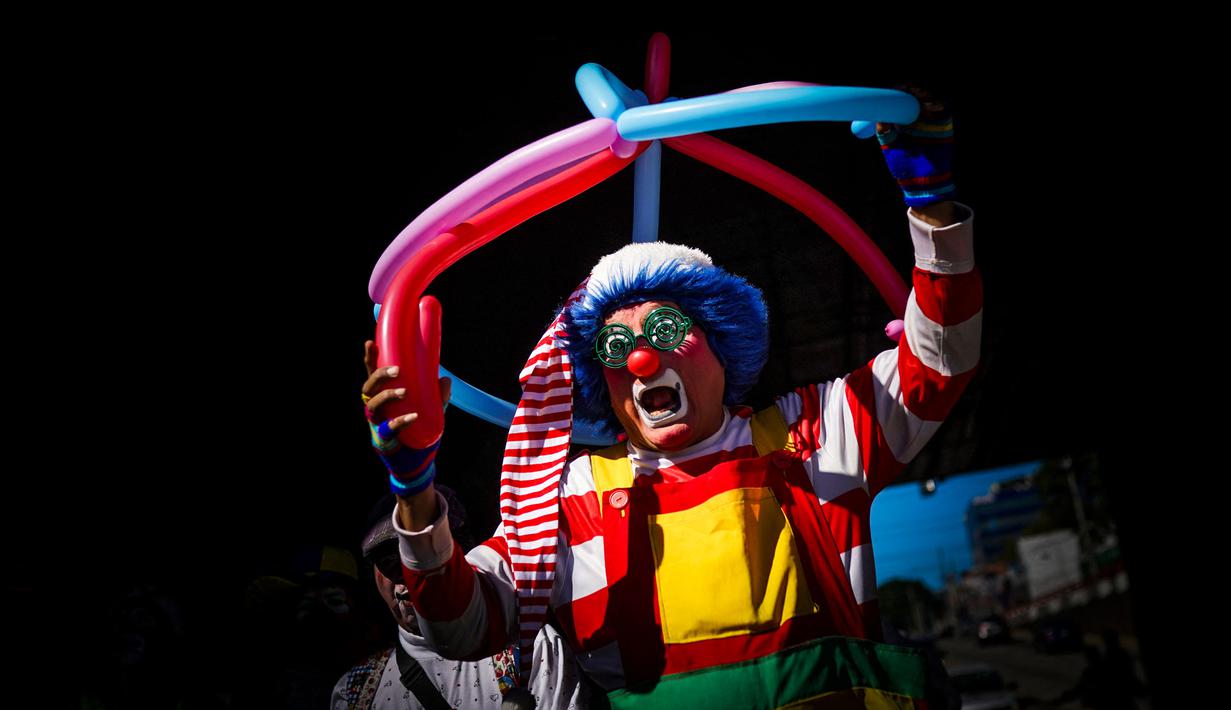 Seorang badut ikut serta dalam parade selama Hari Nasional Badut Salvador di San Salvador pada tanggal 6 Desember 2023. (Camilo FREEDMAN/AFP)