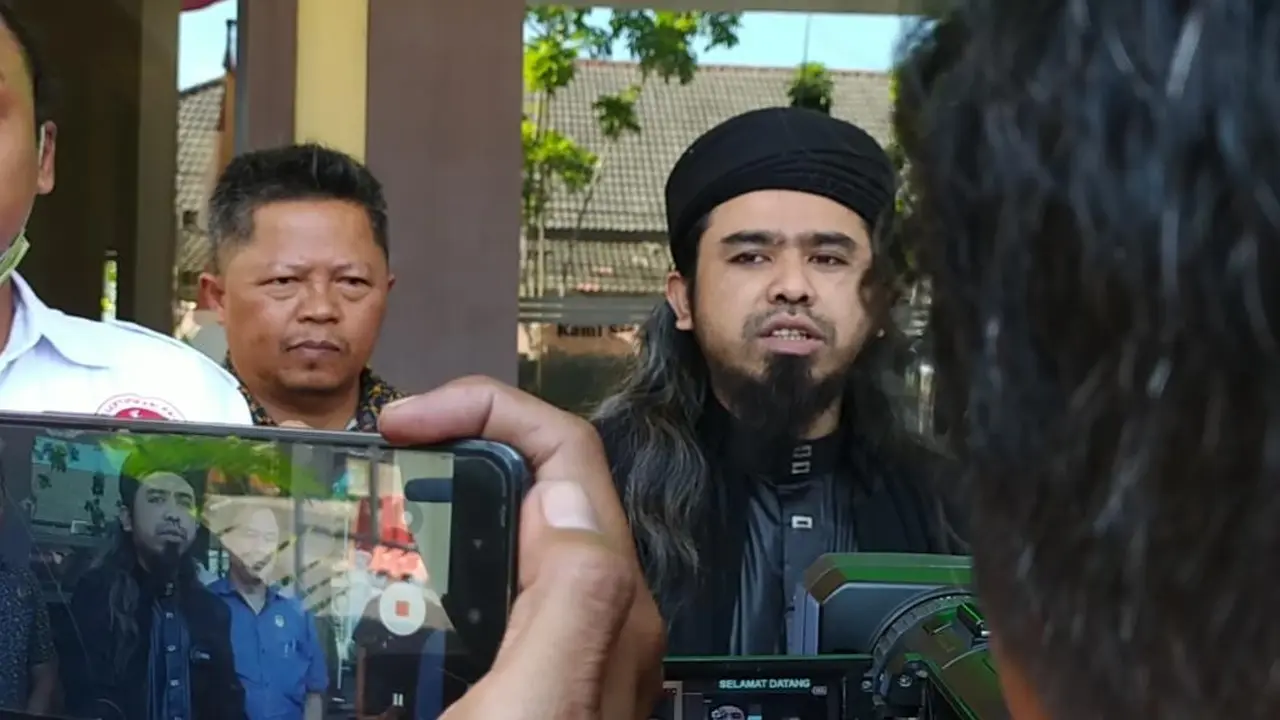 Gus Samsudin melaporkan pesulap merah ke Polda Jatim. (Dian Kurniawan/Liputan6.com)