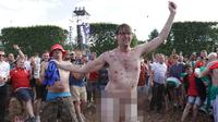 Seorang suporter Wales menari telanjang usai negaranya menang 1-0 atas Irlandia Utara pada babak 16 besar Piala Eropa 2016 saat nobar di fan zone Paris. (Bola.com/Vitalis Yogi Trisna)
