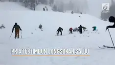 Tim penyelamat menemukan korban berada di bawah tumpukan salju.