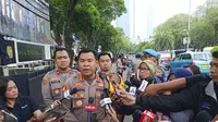 Kapolres Metro Jakarta Pusat Kombes Susatyo Purnomo Condro tengah memantau pengamanan di Sekitar Gedung KPU. (Merdeka.com/Lydia Fransisca)