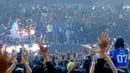Pemain Persib Bandung mengangkat trofi saat pesta juara BRI Liga 1 2024/2025 di Stadion Gelora Bandung Lautan Api, Sabtu (24/5/2025) sore WIB. (Bola.com/M Iqbal Ichsan)
