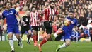 Bek Chelsea, Gary Cahill, berebut bola dengan penyerang Southampton, Charlie Austin. Sementara bagi Chelsea kemenangan ini membuat mereka naik ke posisi ke-11 Liga Premier Inggris. (Reuters/Dylan Martinez)