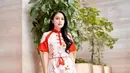 Dress batik seperti Sandra Dewi ini sangat cocok dikenakan saat Imlek. Dengan perpaduan kancing shanghai dan warna merahnya. [@sandradewi88]