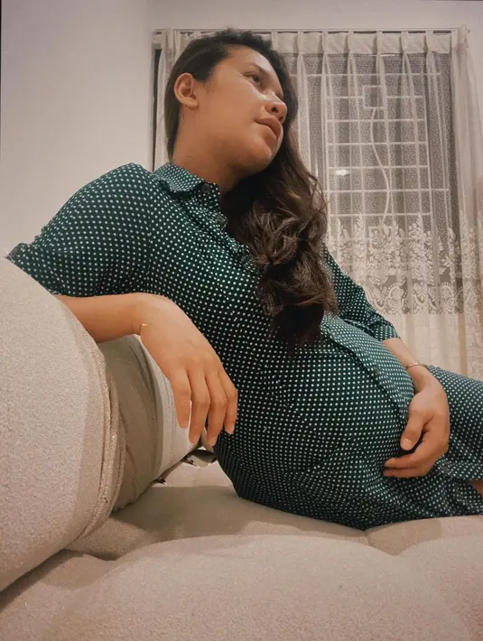 Kini, Indah Permatasari dan Arie Kriting siap menyambut anggota baru di keluarga kecil mereka. (FOTO: instagram.com/indahpermatas/)