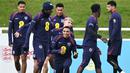 Timnas Inggris menggelar sesi latihan sebagai persiapan menghadapi Yunani pada laga UEFA Nations League. Tren performa The Three Lions sedang bagus bersama pelatih interim Lee Carsley. Jika mengalahkan Yunani, maka Timnas Inggris menang pada tiga laga berturut-turut. (AFP/Paul Ellis)